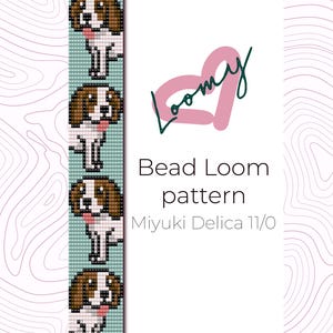 Op de afbeelding: Een digitaal weefgetouwpatroon met een herhalend hondenontwerp in bruin, wit en zwart. De tekst "Bead Loom pattern Miyuki Delica 11/0" wordt weergegeven op een witte achtergrond met een roze en groen logo.