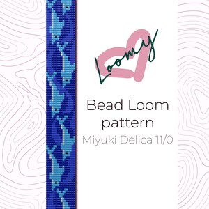 Könnte beinhalten: Ein Perlenwebmuster für ein Armband mit einer Reihe blauer Delfine auf blauem Hintergrund. Das Muster ist für Miyuki Delica 11/0 Perlen konzipiert. Der Text "Loomy" ist in einem rosa Herz geschrieben.
