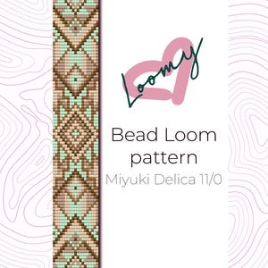 Könnte beinhalten: Ein Perlenwebmuster für ein Armband mit einem geometrischen Design in Braun-, Beige- und Grüntönen. Das Muster wird mit Miyuki Delica 11/0 Perlen hergestellt.