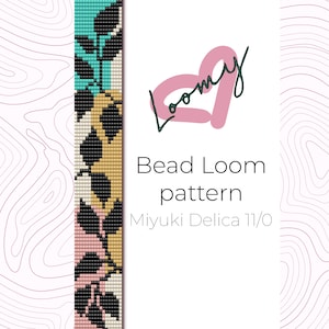 Puede incluir: Un patrón de telar de cuentas para un brazalete con un diseño floral en cuentas negras, blancas, rosas, azules y doradas. El patrón es para cuentas Miyuki Delica 11/0. La imagen incluye el texto "Bead Loom pattern" y "Miyuki Delica 11/0".