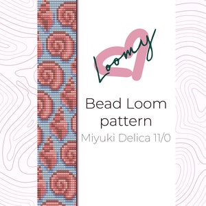 Può includere: Uno schema per telaio di perline con un motivo ripetitivo di rose rosa su uno sfondo blu chiaro. Lo schema è per l'uso con perline Miyuki Delica 11/0. Il testo "Bead Loom pattern" e "Miyuki Delica 11/0" è visualizzato sotto lo schema.