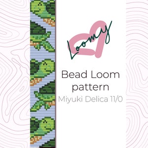 Peut inclure: Un motif de tissage de perles pour un bracelet avec un motif répété de tortues vertes sur un fond bleu clair. Le motif est destiné à être utilisé avec des perles Miyuki Delica 11/0. Le texte "Bead Loom pattern" et "Miyuki Delica 11/0" est visible sur l'image.