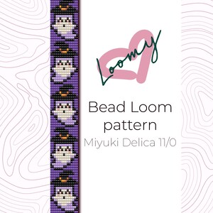Könnte beinhalten: Ein Perlenwebmuster mit einem sich wiederholenden Design aus weißen Geistern, die schwarze Hexenhüte mit orangefarbenen Bändern auf violettem Grund tragen. Der Text lautet Loomy, Bead Loom pattern und Miyuki Delica 11/0 in serifenloser Schrift.