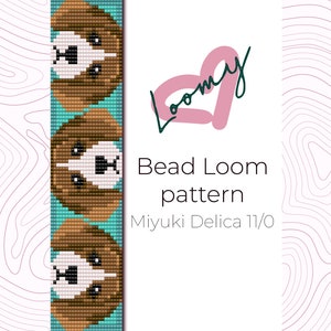 Op de afbeelding: Een kralenweefpatroon voor een armband met drie bruine en witte hondenkoppen op een turquoise achtergrond. Het patroon is voor Miyuki Delica 11/0 kralen. De tekst "Bead Loom pattern" en "Miyuki Delica 11/0" wordt onder de afbeelding weergegeven.