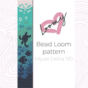 Op de afbeelding: Een kralenweefpatroon voor een armband met een schildpad en vissen die in de oceaan zwemmen. Het patroon is ontworpen voor Miyuki Delica 11/0 kralen. De afbeelding bevat de tekst "Bead Loom pattern" en "Miyuki Delica 11/0".