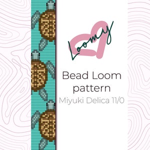 Könnte beinhalten: Ein Perlenwebmuster für ein Armband mit drei türkisfarbenen Meeresschildkröten auf hellblauem Hintergrund. Das Muster ist für die Verwendung mit Miyuki Delica 11/0 Perlen gedacht. Der Text "Bead Loom pattern" und "Miyuki Delica 11/0" ist ebenfalls im Bild enthalten.