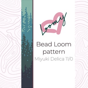 Puede incluir: Un patrón de telar de cuentas para un brazalete con un diseño degradado azul y verde con una escena de bosque. El patrón es para cuentas Miyuki Delica 11/0. La imagen incluye el texto "Bead Loom pattern" y "Miyuki Delica 11/0".