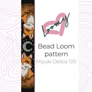 Könnte beinhalten: Ein Perlenwebmuster mit einem sich wiederholenden Design von Füchsen in Orange, Braun und Weiß auf schwarzem Hintergrund. Das Muster enthält einen Mond und Sterne. Der Text lautet "Bead Loom pattern Miyuki Delica 11/0".