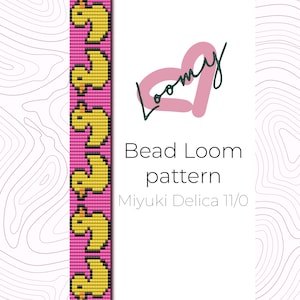 Könnte beinhalten: Ein Perlenwebmuster mit einer Reihe gelber Gummibärchen auf rosa Hintergrund. Der Text "Bead Loom pattern" und "Miyuki Delica 11/0" ist ebenfalls enthalten.