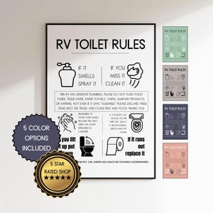 Puede incluir: Un cartel imprimible en blanco y negro con el texto "RV Toilet Rules" e instrucciones para usar el inodoro de la autocaravana. El cartel incluye ilustraciones de un inodoro, papel higiénico y una botella de spray. El cartel está rodeado de cinco versiones del mismo cartel en diferentes colores.