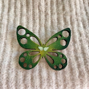 Broche de borboleta, broche de borboleta de madeira pintado à mão, acessório para sua roupa, mochila ou chapéu.