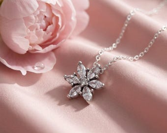 Silver Herbarium Pendant Necklace New Jewelry Sensation Bestselling Silver Women Jewelry Elegant Floral Style Pendant Petal and Leaf