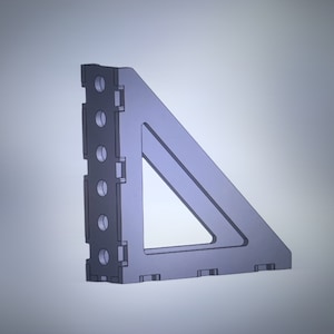 Puede incluir: Una escuadra de esquina de plástico gris con varios agujeros a lo largo de un lado. La escuadra tiene forma de triángulo rectángulo.