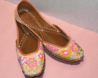 Sapatos Jutti de couro com detalhes: Khussa Mojari indianos para noivas, Juttis Punjabi, Khussas, sapatos indianos, sapatos paquistaneses, sapatos de noiva