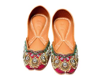 Jutti, jutti punjabi, chaussures de mariée, chaussures de mariage, mojari, khussas, khussa, chaussures indiennes, chaussures pakistanaises, mocassins pour femmes, mocassins plats.