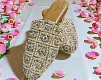 Sapatos Jutti de couro com detalhes: Khussa Mojari indianos para noivas, Juttis Punjabi, Khussas, sapatos indianos, sapatos paquistaneses, sapatos de noiva