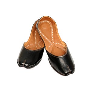 Jutti, Punjabi Jutti, Black shoes, Mojari, Khussas, Khussa, Indian Shoes, Pakistani shoes, women&#39;s slip on, flat loafers.