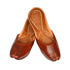 Jutti, Punjabi Jutti, Black shoes, Mojari, Khussas, Khussa, Indian Shoes, Pakistani shoes, women&#39;s slip on, flat loafers.