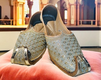 Jutti, Men’s Punjabi Jutti, groom shoes, wedding shoes, Mojari, Khussas, Khussa, zari tilla work, Indian Shoes, Pakistani shoes, loafers.