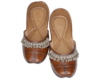 Jutti, Punjabi Jutti, Indian shoes, Khussa shoes, women's loafers, Pakistani shoes, slip on flat shoes, khussey, mojari, handcrafted shoes.