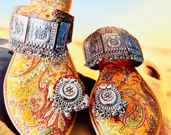 Indian 16 designs, slippers sandals Jutti Shoes  Khussa Mojari Punjabi juttis Khussas Indian shoes Pakistani shoes flat slippers