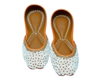 Jutti, jutti punjabi, chaussures de mariée, chaussures de mariage, mojari, khussas, khussa, chaussures indiennes, chaussures pakistanaises, mocassins pour femmes, mocassins plats.