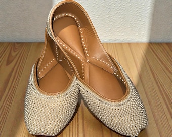 Sapatos Jutti de couro com detalhes: Khussa Mojari indianos para noivas, Juttis Punjabi, Khussas, sapatos indianos, sapatos paquistaneses, sapatos de noiva