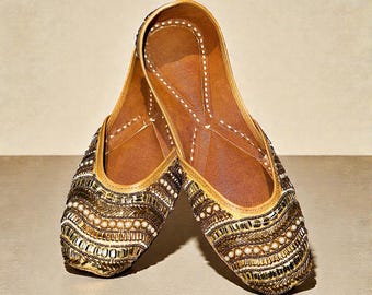 Sapatos Jutti de couro com detalhes: Khussa Mojari indianos para noivas, Juttis Punjabi, Khussas, sapatos indianos, sapatos paquistaneses, sapatos de noiva