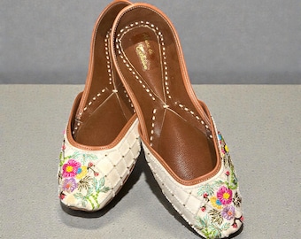Sapatos Jutti de couro com detalhes: Khussa Mojari indianos para noivas, Juttis Punjabi, Khussas, sapatos indianos, sapatos paquistaneses, sapatos de noiva