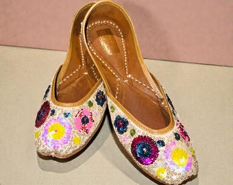 Sapatos Jutti de couro com detalhes: Khussa Mojari indianos para noivas, Juttis Punjabi, Khussas, sapatos indianos, sapatos paquistaneses, sapatos de noiva