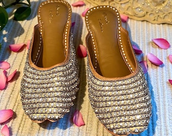 Sapatos Jutti de couro com detalhes: Khussa Mojari indianos para noivas, Juttis Punjabi, Khussas, sapatos indianos, sapatos paquistaneses, sapatos de noiva