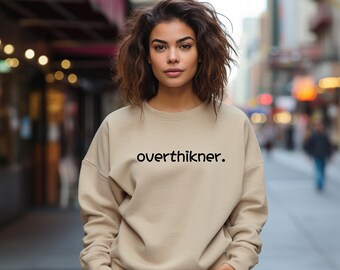 Sudadera Overthinker: un divertido regalo de cuello redondo para la ansiedad