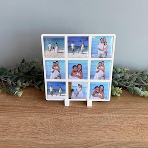 Könnte beinhalten: Ein weißer, quadratischer Fotorahmen mit einem Raster aus neun einzelnen quadratischen Bildfeldern. Jedes Feld enthält ein Foto von Personen in weißer Kleidung am Strand. Der Rahmen hat einen schlichten Rand und einen Ständer.
