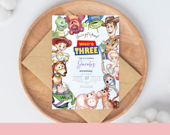 Może przedstawiać: Zaproszenie urodzinowe z akwarelowymi ilustracjami postaci z filmu "Toy Story". Zaproszenie zawiera tekst "Who's Three" oraz szczegóły 3. urodzin Jakuba 22 października.