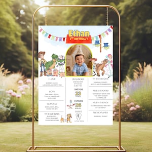 Könnte beinhalten: Personalisiertes Geburtstags-Schild für ein Kind namens Ethan. Das Schild enthält das Foto des Kindes, seine Lieblingsdinge und Maße: 10,4 kg und 66 cm groß. Das Schild ist mit Zeichentrickfiguren und bunten Bannern verziert.