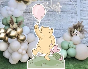 Klasyczny Kubuś Puchatek z wyciętym różowym balonikiem: dekoracja na baby shower (do pobrania w wersji cyfrowej)