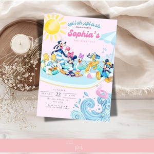 Puede incluir: Una invitación rosa claro con el texto "splash, splash" y "2º Cumpleaños de Sophia". La invitación presenta personajes de dibujos animados como Mickey Mouse, Minnie Mouse, Pato Donald y Goofy, con gráficos de sol y agua.