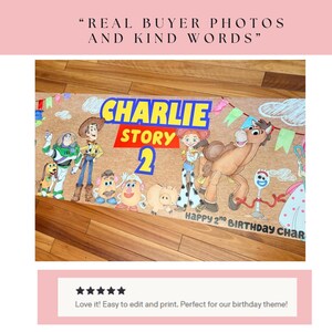 K&ouml;nnte beinhalten: Ein farbenfrohes Banner mit Figuren aus dem Film "Toy Story". Auf dem Banner steht "Charlie Story 2" und "Happy 2nd Birthday Char". Das Design umfasst Zeichentrickfiguren und bunte Wimpelketten, ideal f&uuml;r eine Geburtstagsfeier.