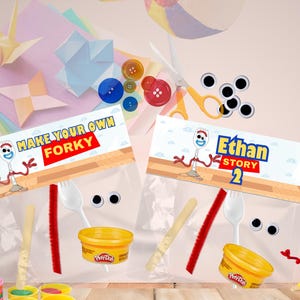 Könnte beinhalten: DIY Forky Bastelsets mit Play-Doh, Wackelaugen, Gabeln, Löffeln und Pfeifenreinigern. Ein Set sagt "Make Your Own Forky" und das andere "Ethan Story 2". Bunte Bastelmaterialien wie Knöpfe, Origami und Scheren sind ebenfalls sichtbar.