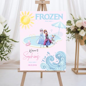 Pu&ograve; includere: Un cartello rosa per una festa in piscina con la scritta "FROZEN" in azzurro. Il cartello presenta illustrazioni di Elsa e Anna, una piscina, un sole e onde d'acqua. Il cartello recita "Benvenuti alla festa in piscina di Sophia! 08.22.2024".