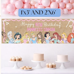 Peut inclure: Une bannière d'anniversaire rectangulaire avec un fond texturé papier kraft brun, affichant le texte 'Happy 4TH Birthday PRINCESS SOPHIA' et une rangée de princesses illustrées. La bannière indique les dimensions 1'x3' et 2'x6' en bleu.