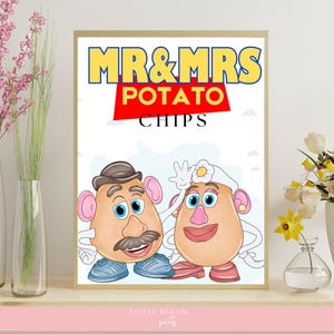 Op de afbeelding: Een ingelijste print met de tekst "MR & MRS POTATO CHIPS" in geel en rood, met cartoon illustraties van Mr. en Mrs. Potato Head. De print staat tegen een witte achtergrond en is een leuk decoratief item.