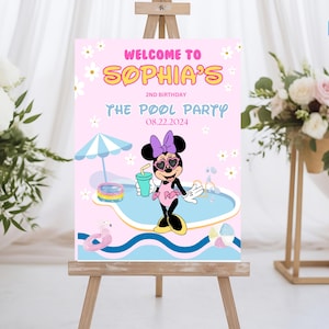 Może przedstawiać: Różowo-niebieskie zaproszenie na przyjęcie przy basenie z kreskówkową postacią Minnie Mouse w okularach przeciwsłonecznych i kostiumie kąpielowym. Tekst brzmi "Welcome to Sophia's 2nd Birthday The Pool Party 08.22.2024"