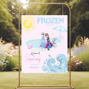 Pu&ograve; includere: Un cartello rosa per una festa in piscina, con la parola "FROZEN" in alto e illustrazioni di personaggi e una scena di piscina. Il cartello include il testo "Welcome to Sophia's" e la data 08.22.2024.