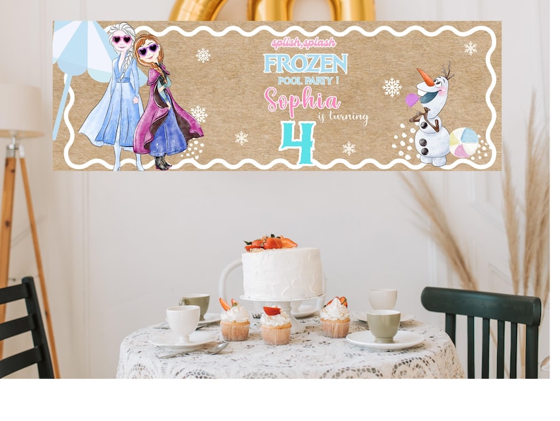 K&ouml;nnte beinhalten: Ein Banner mit dem Text "Frozen Pool Party! Sophia wird 4" mit Illustrationen von Elsa, Anna und Olaf. Das Banner hat einen braunen Hintergrund mit einem wei&szlig;en, gewellten Rand und Schneeflocken-Akzenten. Ein wei&szlig;er Kuchen und Cupcakes stehen auf einem Tisch.