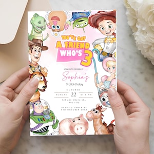 Op de afbeelding: Een rechthoekige verjaardagsuitnodigingskaart met kleurrijke Toy Story stripfiguren. De tekst luidt: You've got a friend who's 3, join us to celebrate Sophia's 3rd birthday, October Sunday 22 at 6 PM, 123 any where st., any city, RSVP to Tanya by 5th October 20XX.