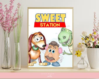 Znak stacji "Toy Story" z napisem "Sweet Station", dekoracja na imprezę dla dziewczynek (plik PNG do pobrania na żywo, 8x10")
