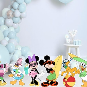 Könnte beinhalten: Bunte Illustration von Disney-Figuren in Strandkleidung. Micky Maus, Minnie Maus, Donald Duck, Daisy Duck, Goofy und Pluto sind mit Sonnenbrillen, Surfbrettern und Strandaccessoires vor einem Hintergrund aus Ballons dargestellt.