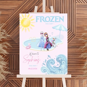 Pu&ograve; includere: Un cartello rosa chiaro su un cavalletto con la scritta "FROZEN POOL PARTY" e "Welcome to Sophia's". Il cartello presenta illustrazioni di Elsa e Anna, una piscina, un sole e onde d'acqua. &Egrave; inclusa anche la data 08.22.2024.