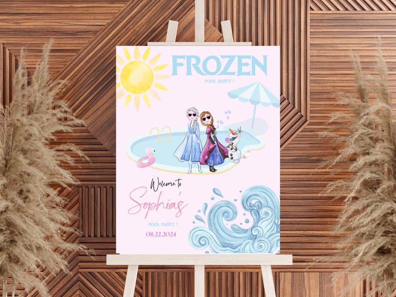 Pu&ograve; includere: Un cartello rosa chiaro su un cavalletto con la scritta "FROZEN POOL PARTY" e "Welcome to Sophia's". Il cartello presenta illustrazioni di Elsa e Anna, una piscina, un sole e onde d'acqua. &Egrave; inclusa anche la data 08.22.2024.